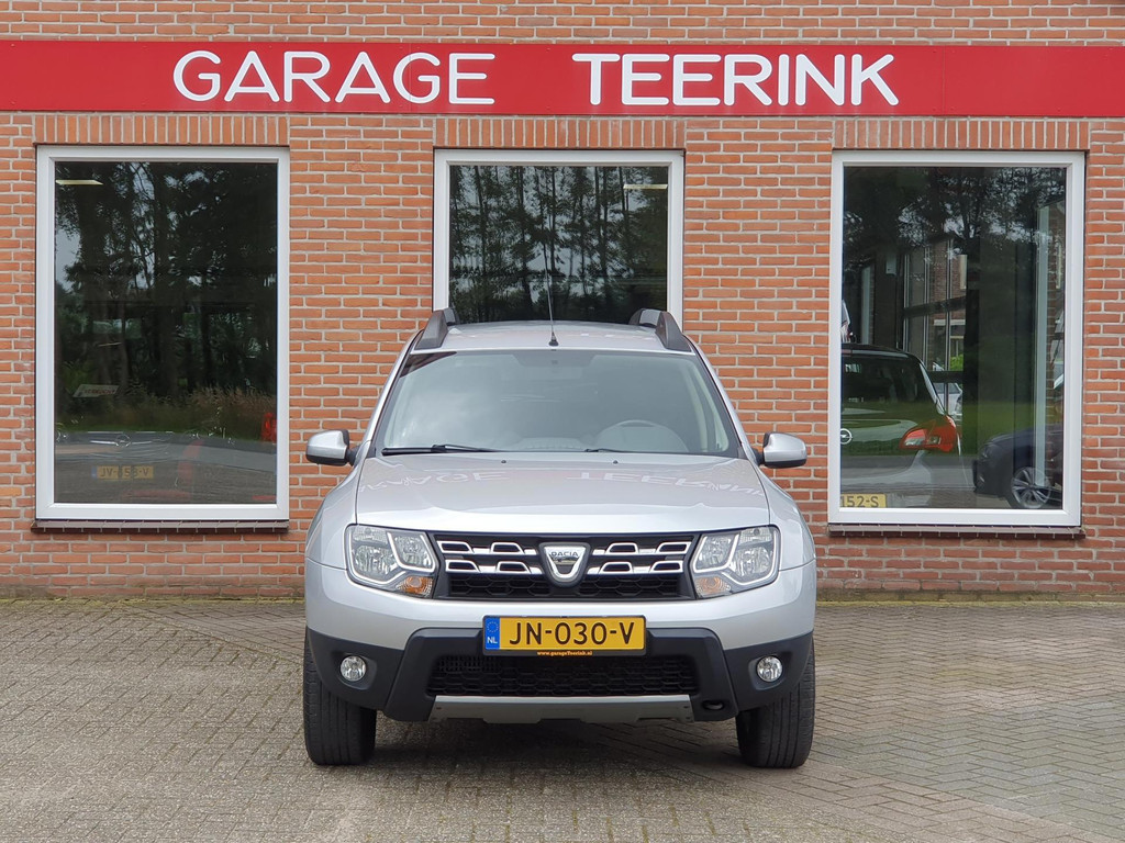 Dacia Duster 1.2 TCe 4x2 Lauréate voor de gevel van Garage Teerink