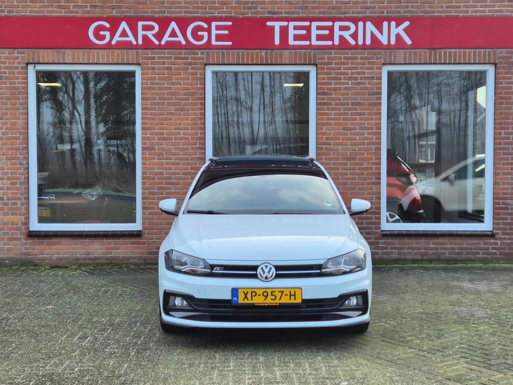 Volkswagen Polo 1.0 TSI Highline R voor de gevel van Garage Teerink