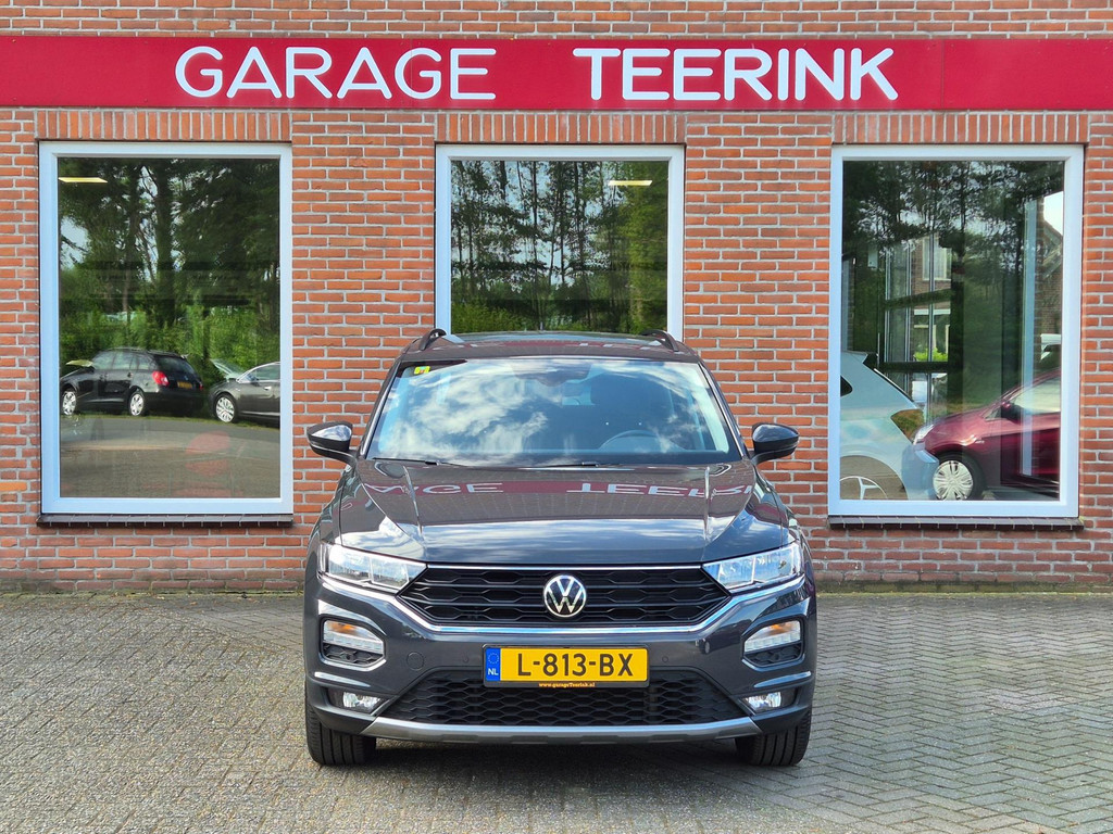 Volkswagen T-Roc 1.0 TSI Style voor de gevel van Garage Teerink