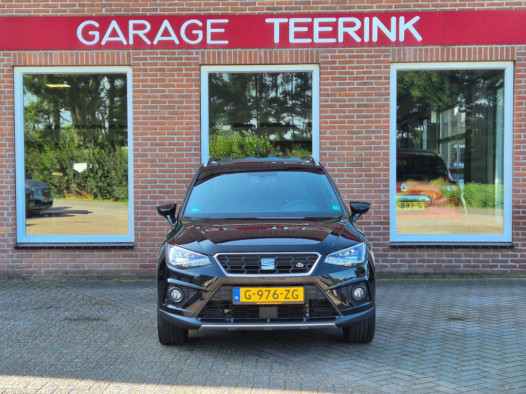 SEAT Arona 1.0 TSI FR Business Intense voor de gevel van Garage Teerink