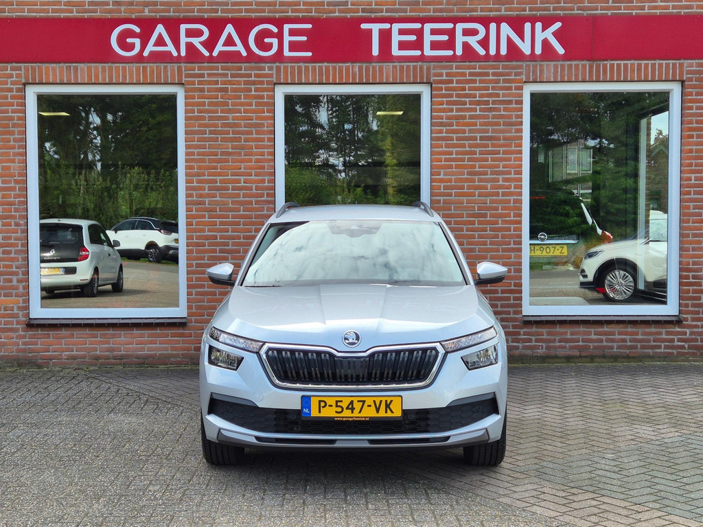 Škoda Kamiq 1.0 TSI Active voor de gevel van Garage Teerink