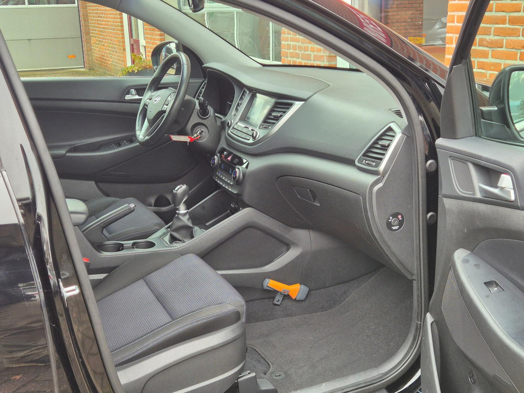 Het interieur van een Hyundai uit de voorraad, met de deuren open