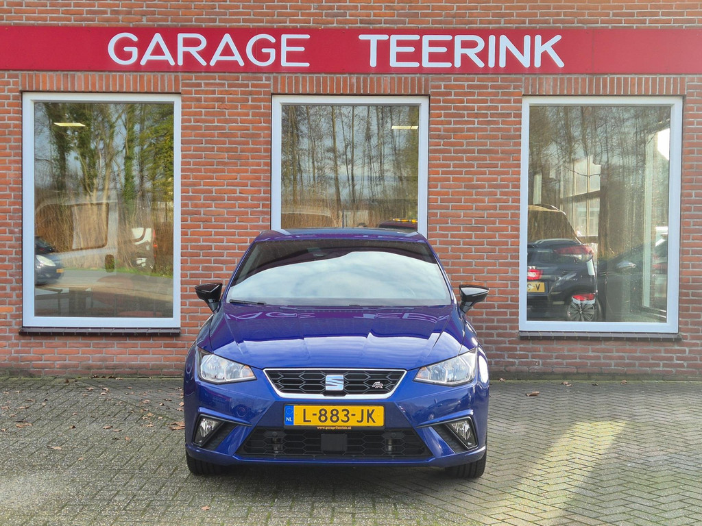 SEAT Ibiza 1.0 TSI FR Business Intense voor de gevel van Garage Teerink