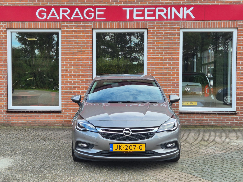 Opel Astra 1.0 Innovation voor de gevel van Garage Teerink