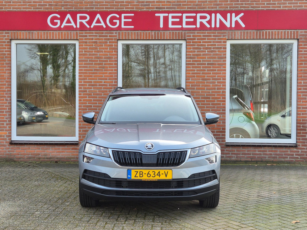 Škoda Karoq 1.0 TSI Ambition Business voor de gevel van Garage Teerink