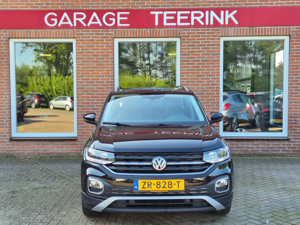 Volkswagen T-Cross 1.0 TSI Style voor de gevel van Garage Teerink