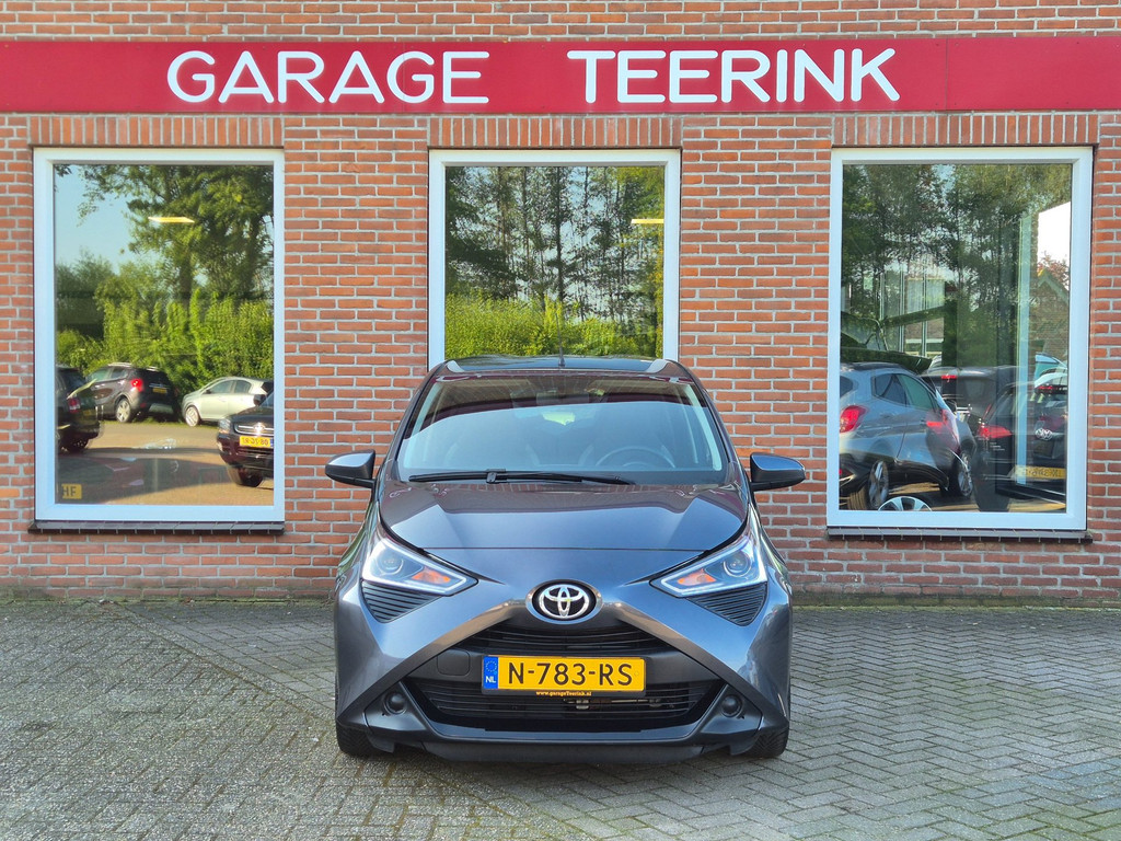 Toyota Aygo 1.0 VVT-i x-play voor de gevel van Garage Teerink