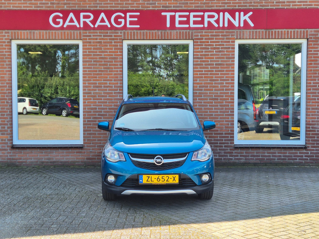 Opel KARL 1.0 Rocks Online Edition voor de gevel van Garage Teerink