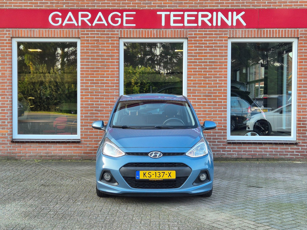Hyundai i10 1.0i i-Motion Comfort voor de gevel van Garage Teerink