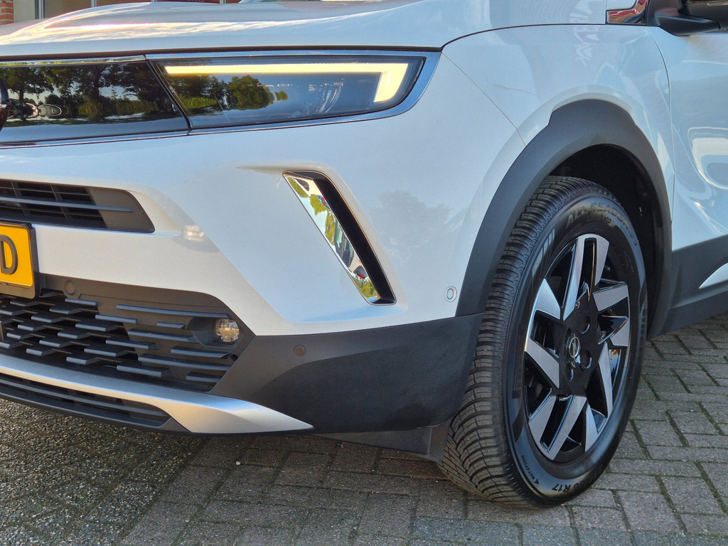 De voorkant van een Opel uit de voorraad van dichtbij
