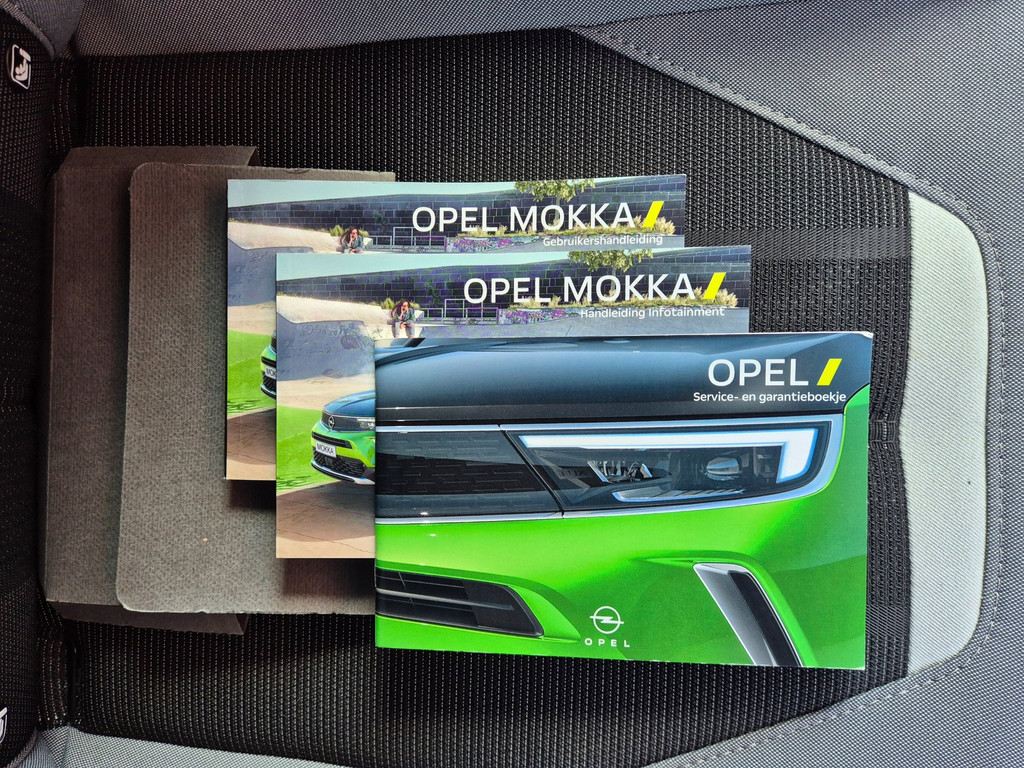 Het service- en garantieboekje bij een Opel uit de voorraad