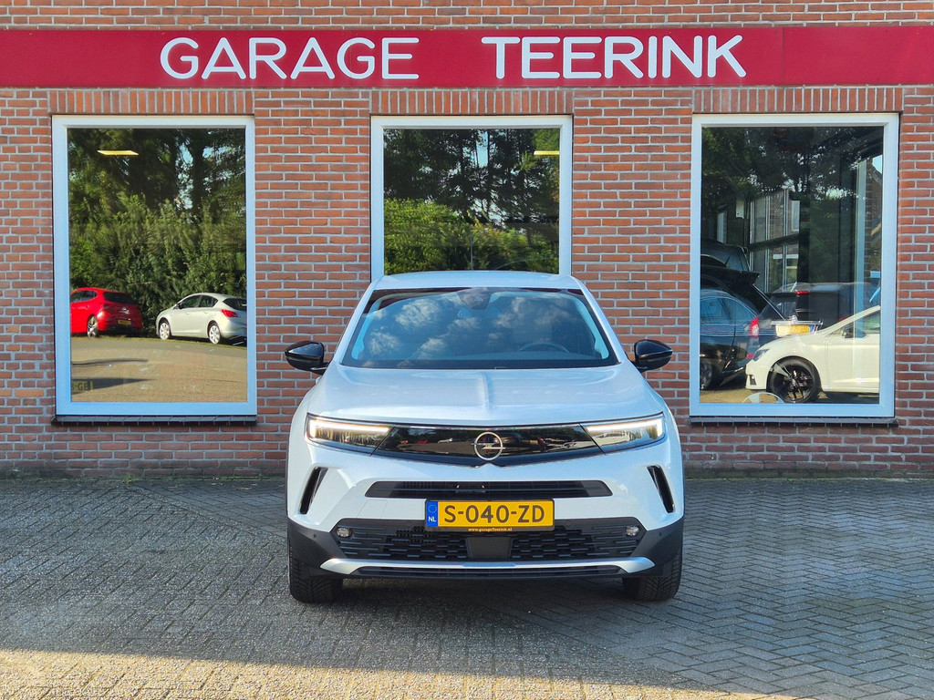 Opel Mokka 1.2 Level 3 voor de gevel van Garage Teerink
