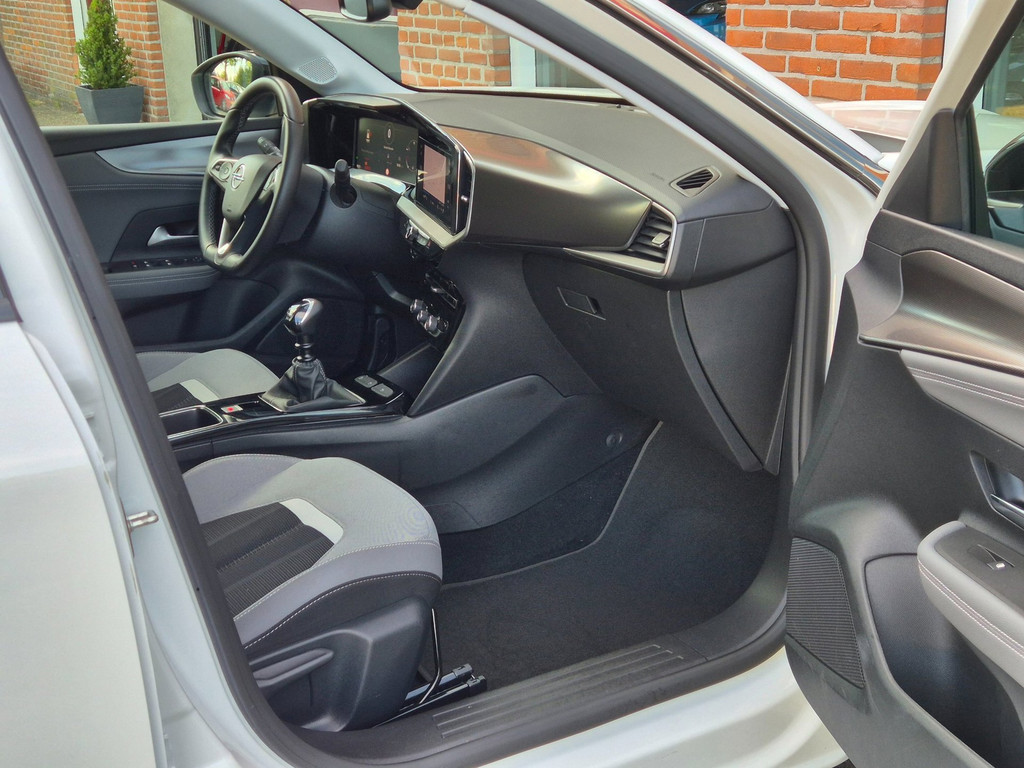 Het interieur van een Opel uit de voorraad, met de deuren open
