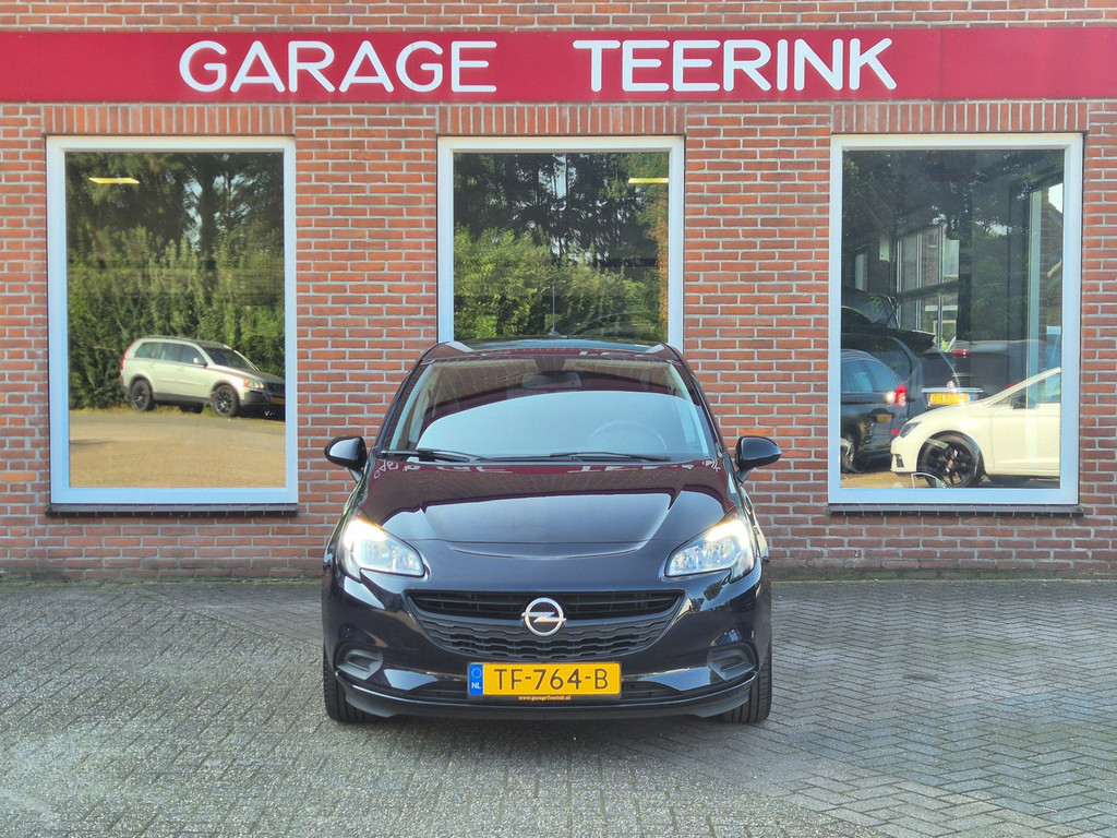 Opel Corsa 1.4 Black Edition voor de gevel van Garage Teerink