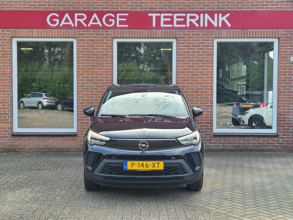 Opel Crossland 1.2 Turbo Edition voor de gevel van Garage Teerink