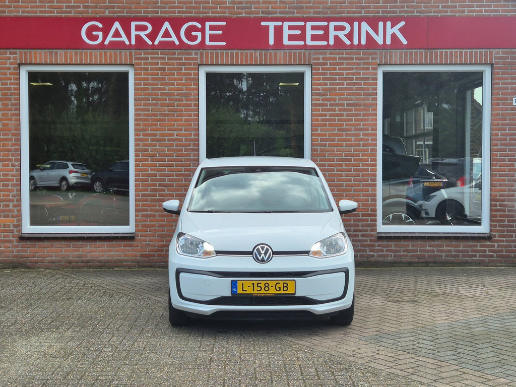 Volkswagen up! 1.0 voor de gevel van Garage Teerink
