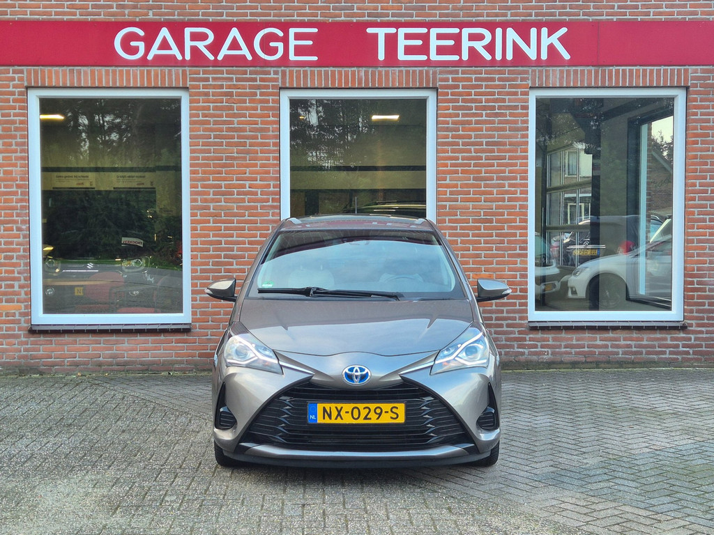 Toyota Yaris 1.5 Hybrid Aspiration voor de gevel van Garage Teerink