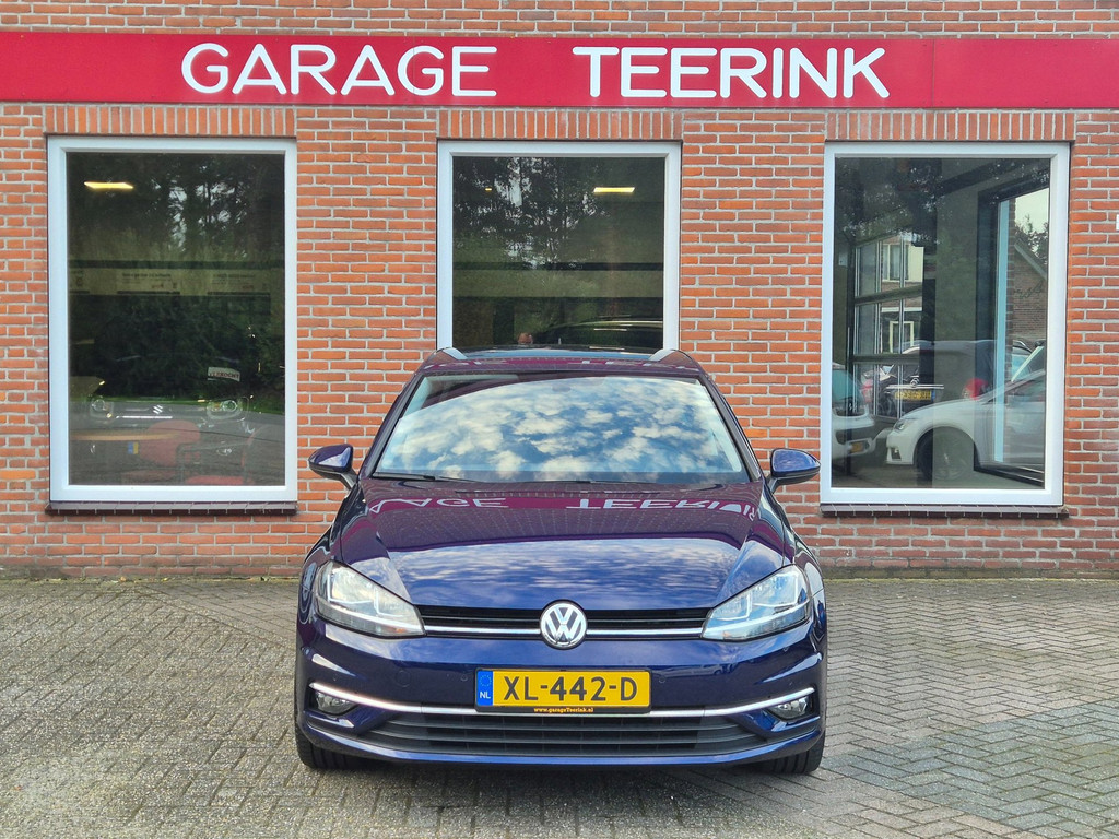 Volkswagen Golf 1.0 TSI Comfortline Business voor de gevel van Garage Teerink