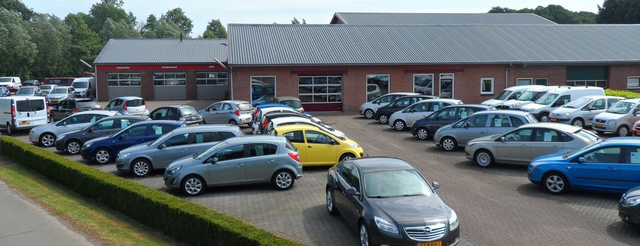 Het terrein van Garage Teerink met tientallen occasions voor de werkplaats